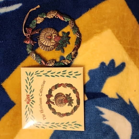 Russ The Heirloom Collection Metal Wreath and Candles Ornament Item No. 5918 - Picture 4 of 4